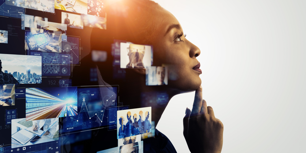 Una mujer cautivada por una comunicación visual digital